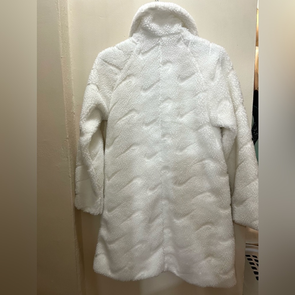 Nike Women’s Loose Fit Sherpa White Coat - Picture 7 of 16